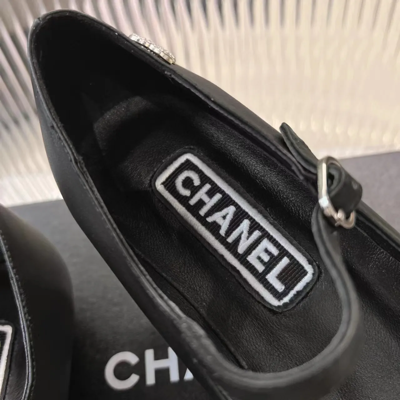 👟👟Ex-factory price 520👟👟 (Top version) CHANEL 24P early spring new trapezoidal toe high-heeled shoes, high version of one-strap, pointed square toe, color-blocked Mary Jane shoes, Xiaoxiang𝐂's two most popular shoes this year are these small silver shoes and big-toe shoes. It is difficult to find these shoes in the counter. It breaks the conventional pointed square toe design and gives people a refreshing feeling. I thought it was good-looking. Only when you put it on your feet will you know how easy it is to wear. It is really special and fashionable. The side rhinestones 𝐋𝐨𝐠𝐨 are very eye-catching. The smooth shoe shape is full of high-end feeling. I can think of countless outfits at the moment. Upper: imported cowhide/metallic film grain leather. Foot pad: sheepskin. Lining: sheepskin. Sole: Italian genuine leather outsole. Heel height: 1cm. Color: white/silver/black/pink. 4 colors size: 35-40 (41 made to order, non-refundable and non-exchangeable)